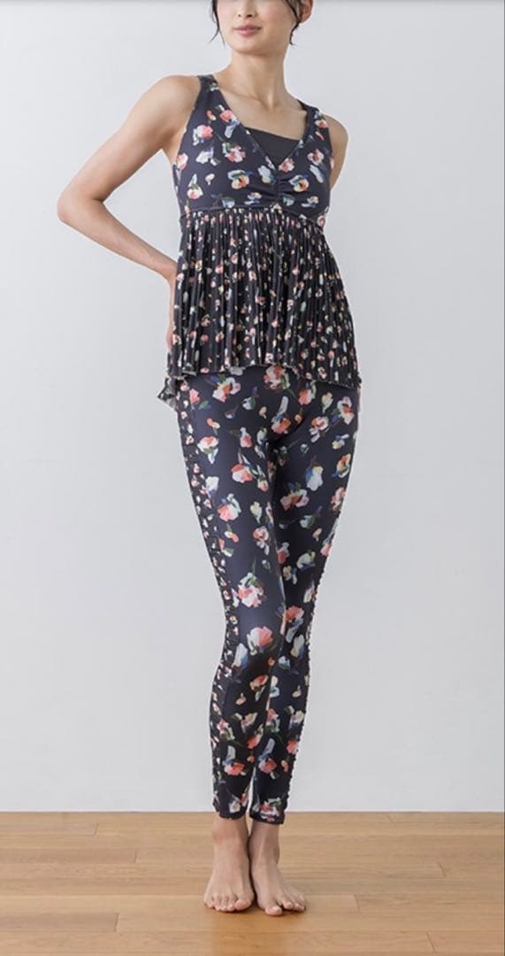 web限定　新作　SUKLA ローズプリントプリーツタンクトップ　LL ブラック