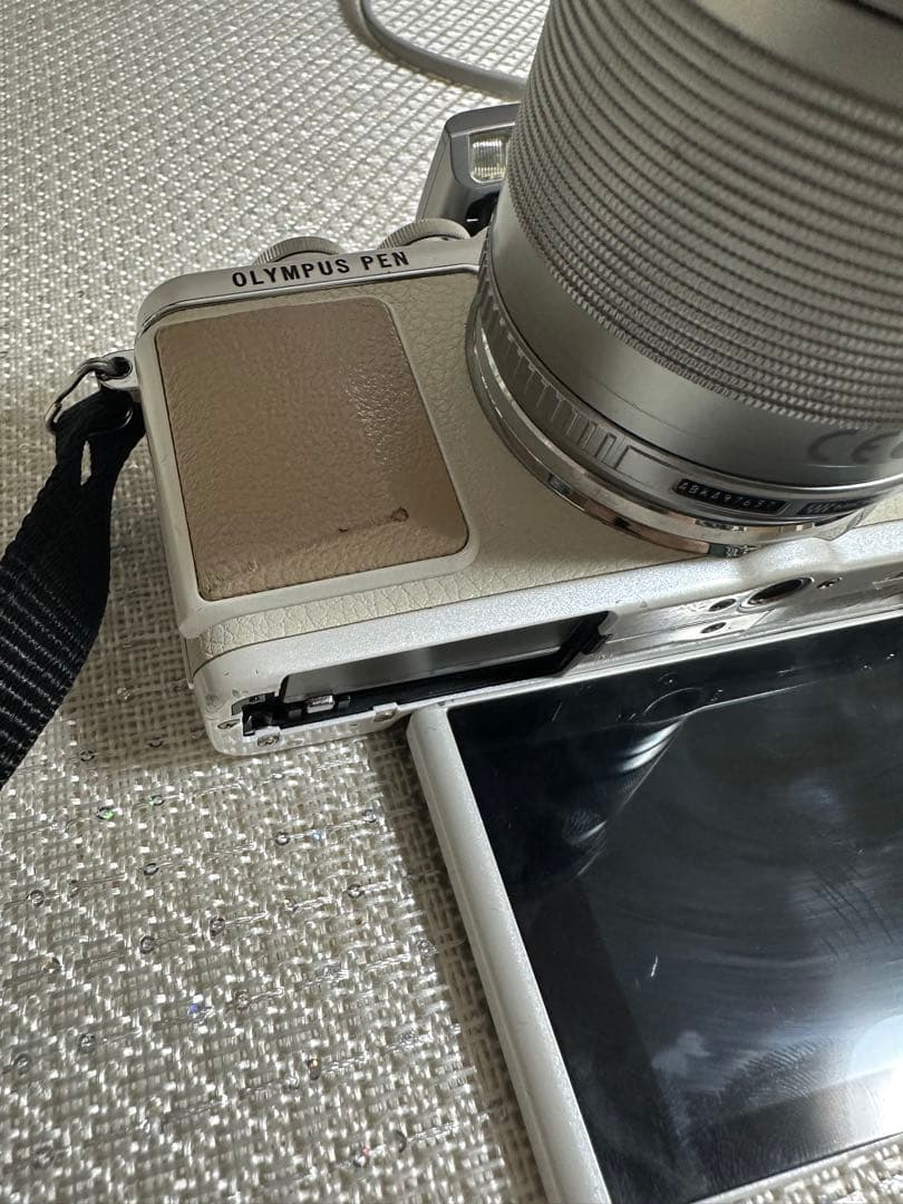Olympus PEN ミラーレスカメラ ホワイト　画像のもの　レンズ付き