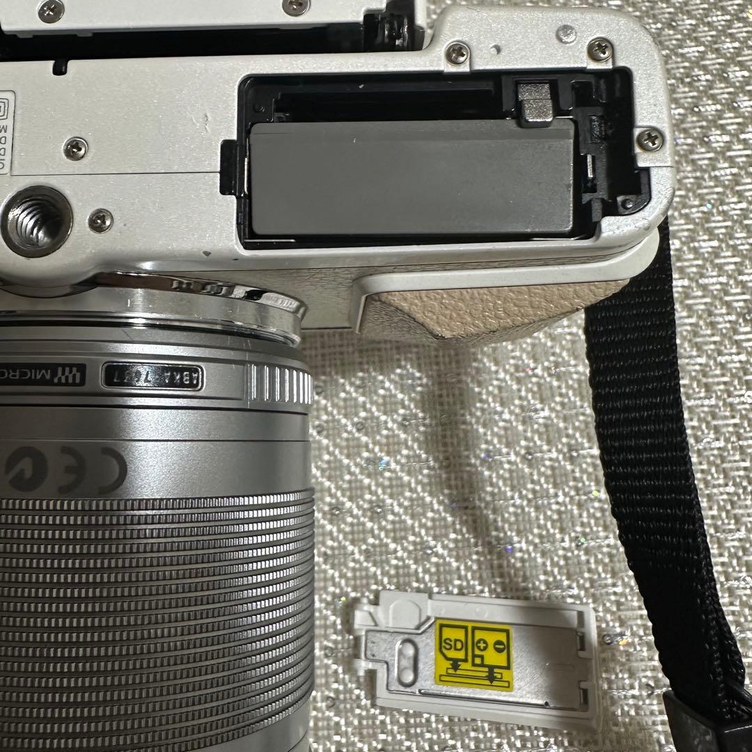 Olympus PEN ミラーレスカメラ ホワイト　画像のもの　レンズ付き