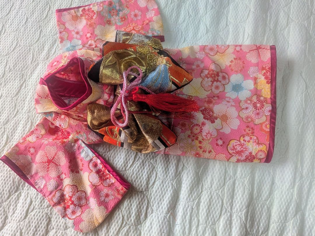サ*コ様 ラスト★現品★Ｓピンク地にちりめん風桜柄の着物に本物黒地に金他帯の晴れ