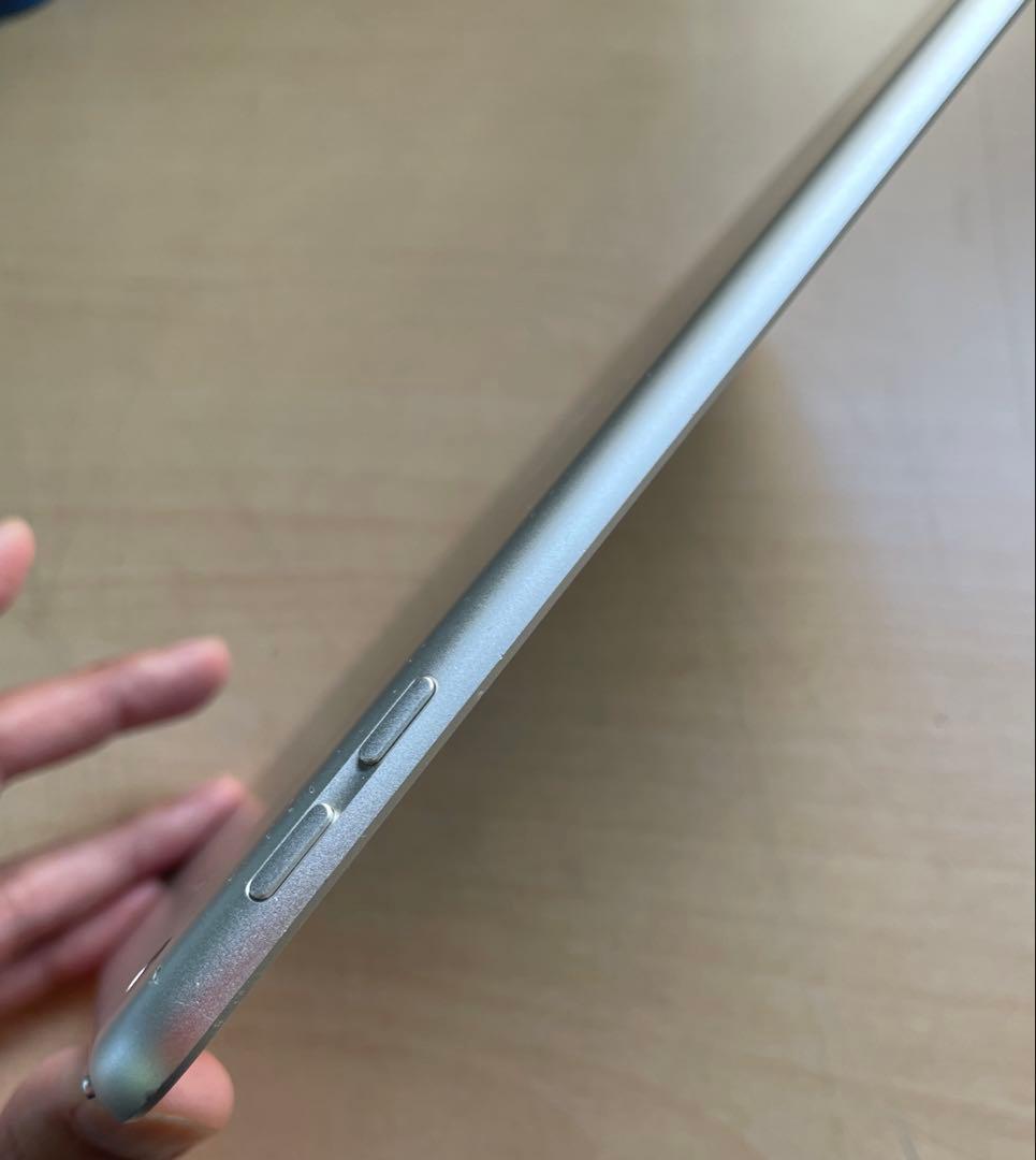 iPad 第6世代　A1893　Wi-Fiモデル　シルバー　32GB #1