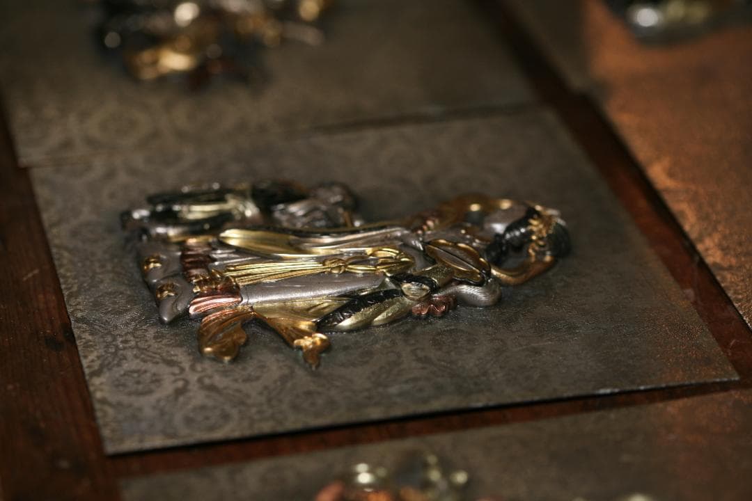 [夢工房】高岡雕刻家內島一平(青保)製金銀象鑲六福神金工壁掛???