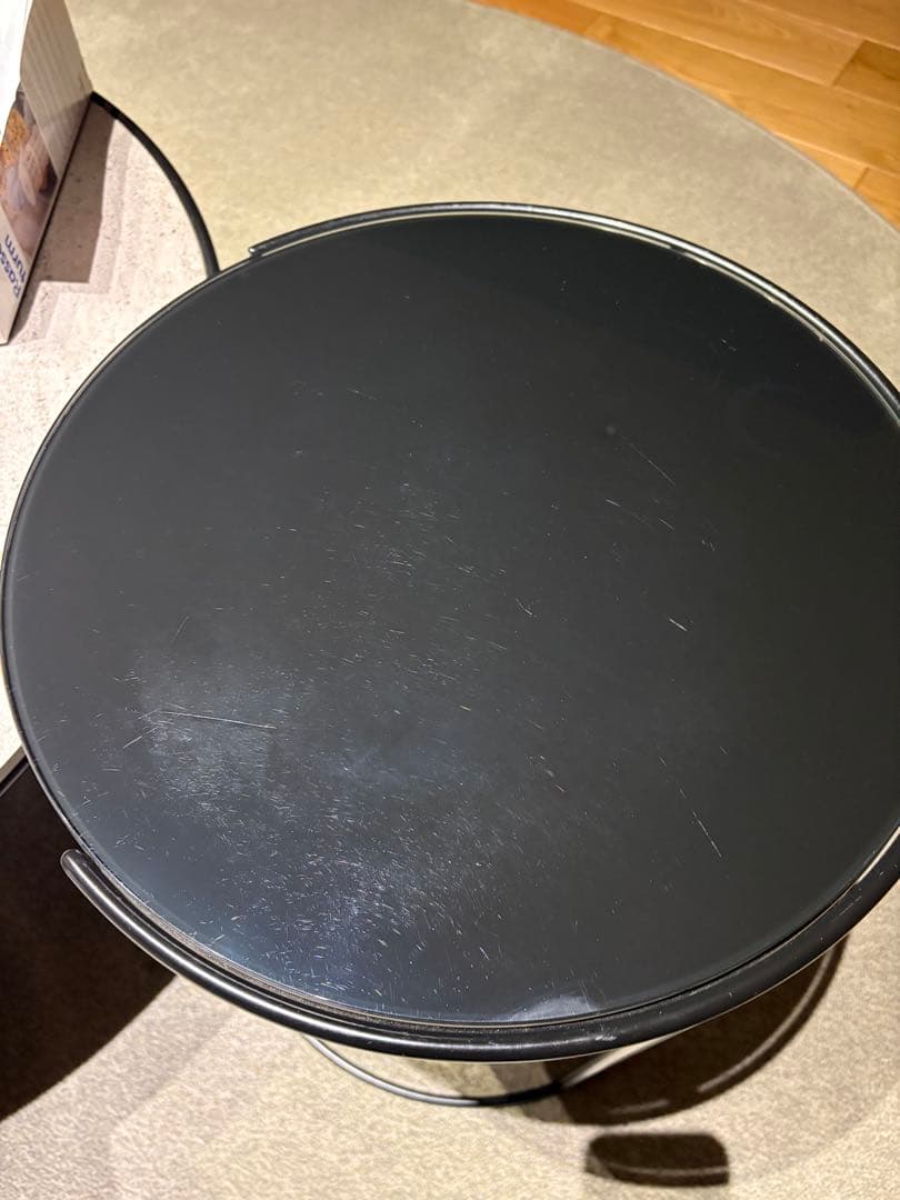 Arflex CLIP Table DECKTONホワイト、ブラックガラス