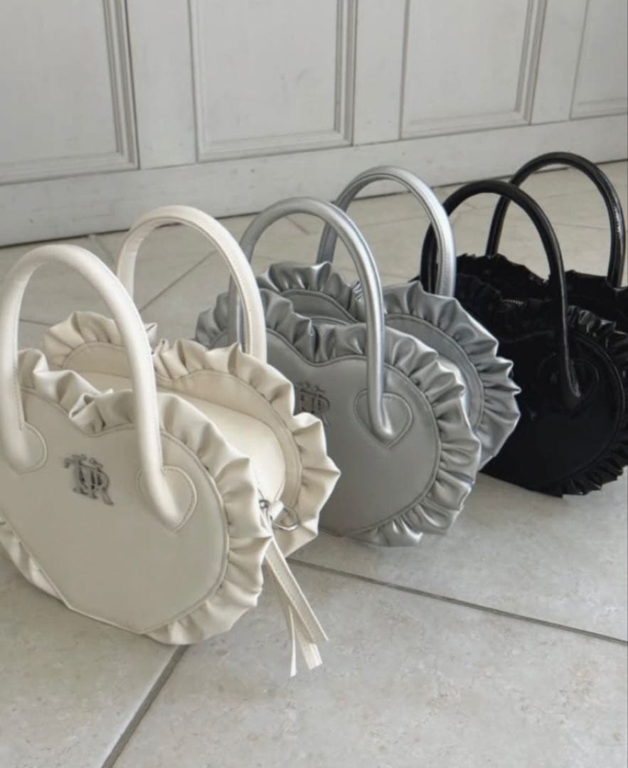 バッグ Treat Urself original leather heart bag.