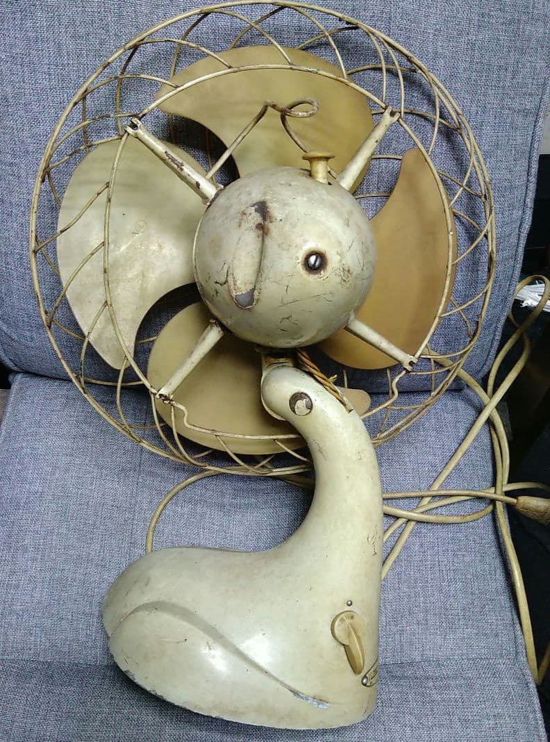 HITACHI♪ヒタチ、レトロなアヒル型？扇風機です(⌒▽⌒)