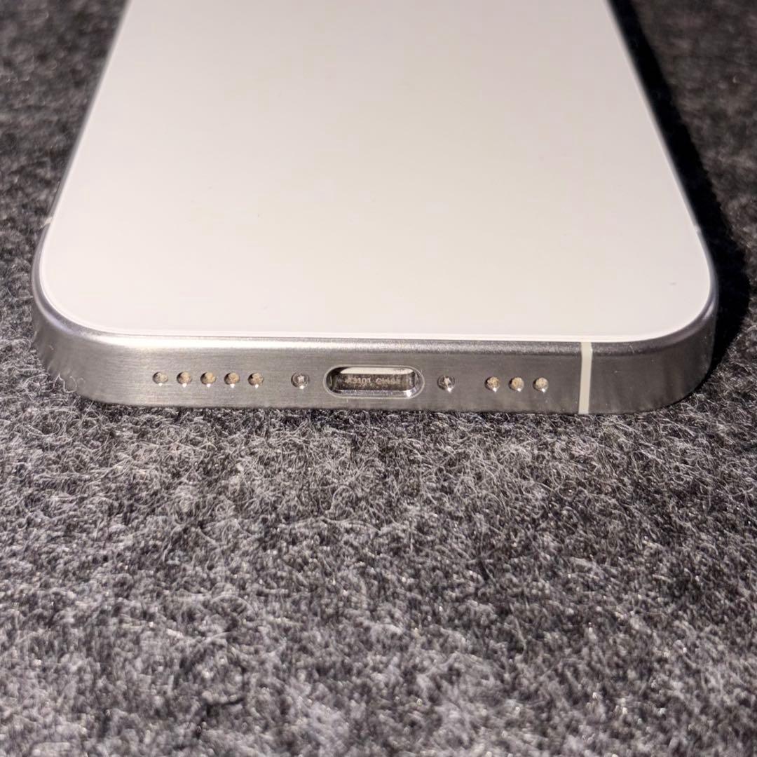 iPhone15Pro 128GB ホワイトチタニウム　バッテリー最大容量88%