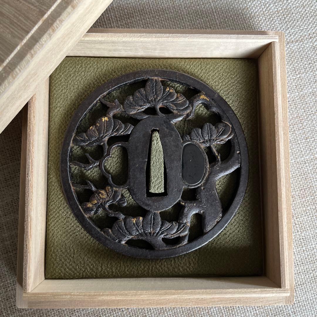 松図の透かし鉄鍔
