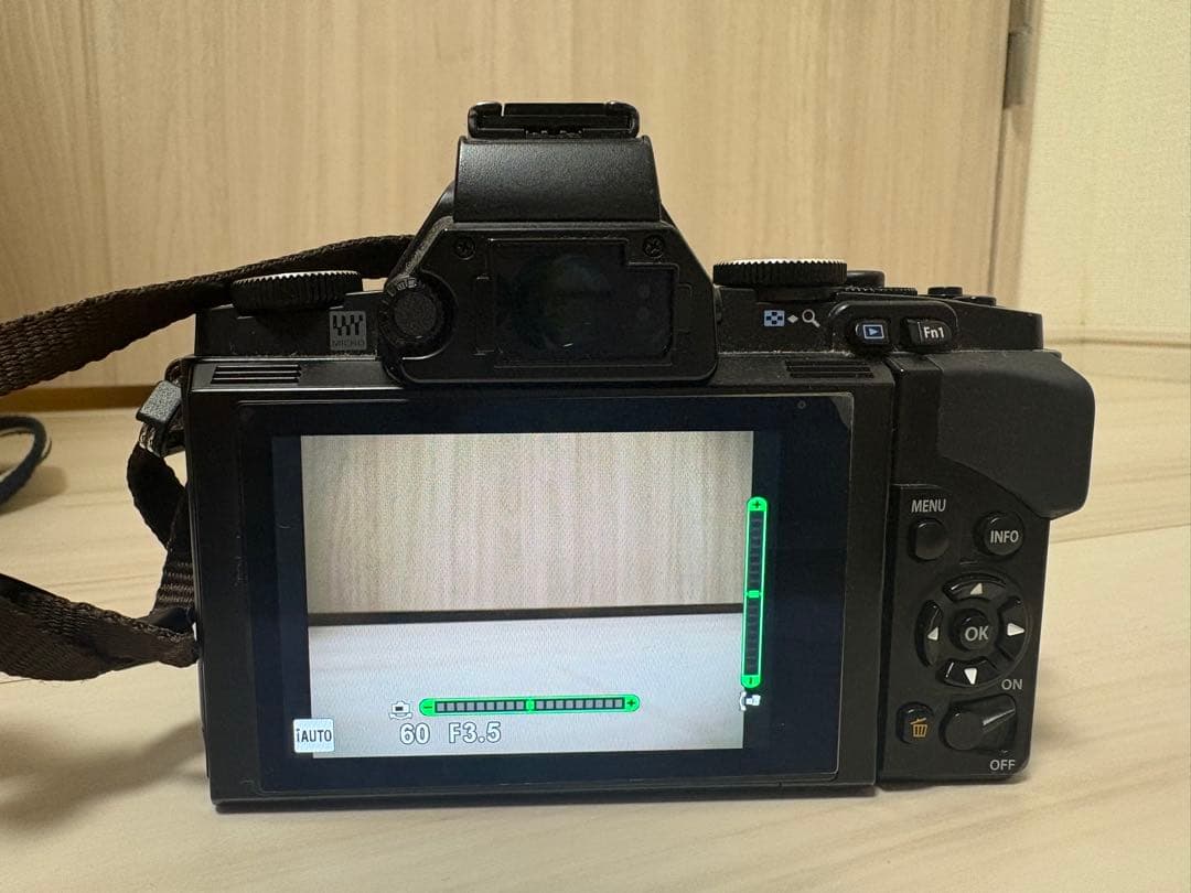 OLYMPUS OM-D EM1ミラーレス一眼カメラ（レンズ2本バッテリー2つ）