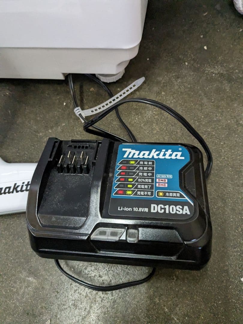 Akinori kawai　マキタ　コードレス掃除機　CL108FD