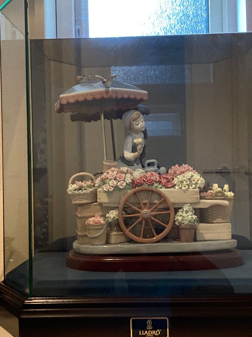限定値下げ　美品　LLADRO 「公園通りの花屋さん」公式ガラスケース・木製台座