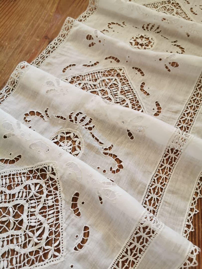 アンティーク 蜜蜂と蓮と葉のオープンカットワーク ボビンレースとろみリネンパネル