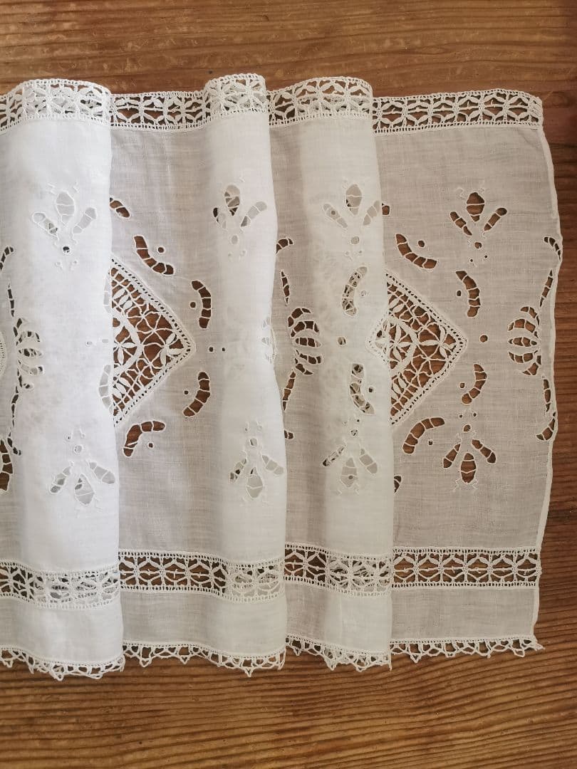 アンティーク 蜜蜂と蓮と葉のオープンカットワーク ボビンレースとろみリネンパネル