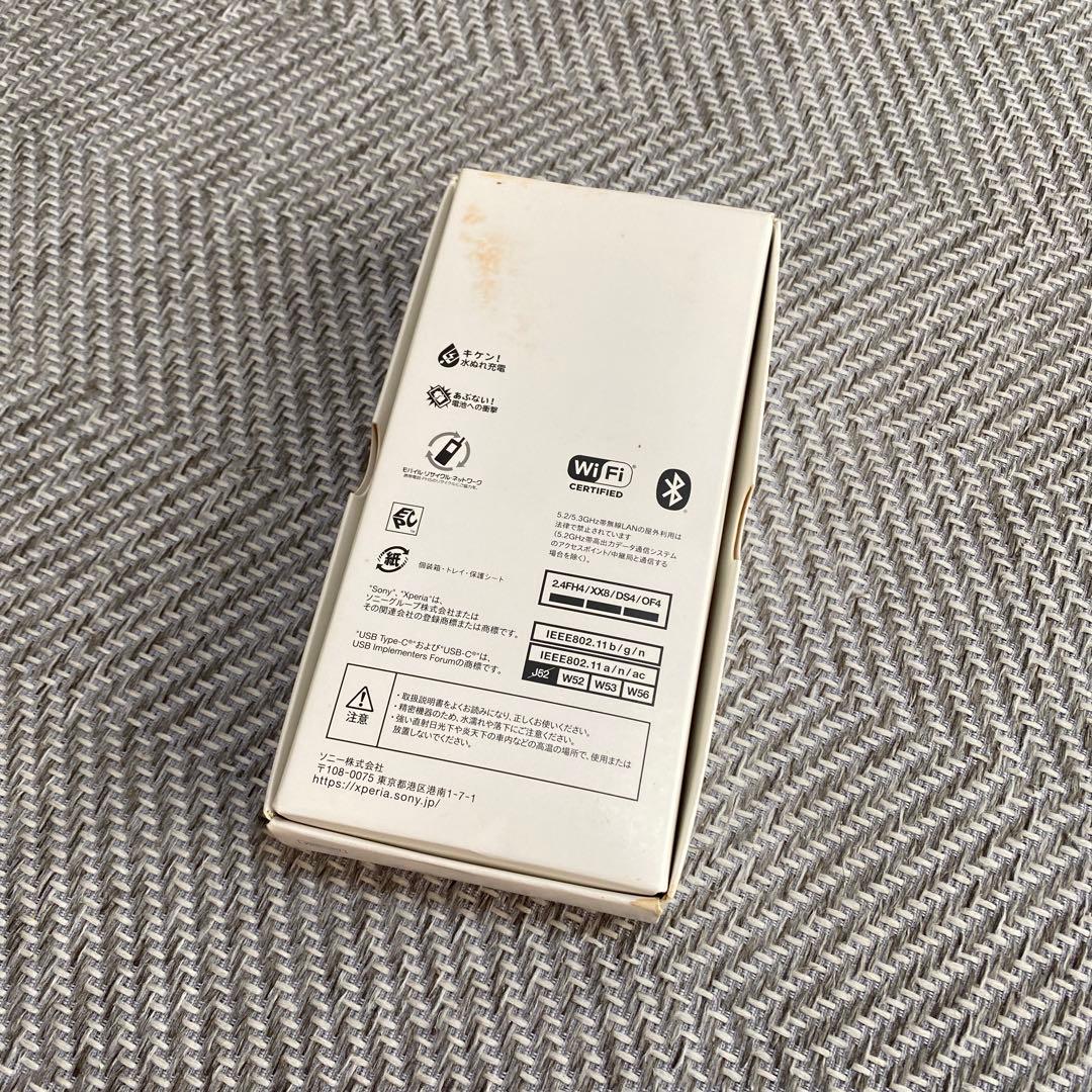 SO-53C Sony Xperia docomo シルバー（ケース・箱付き）