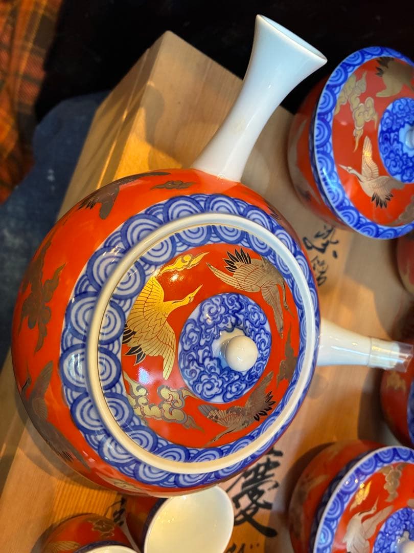 深川製磁　酒器揃えと茶器　染錦手波鶴紋 宮内庁御用達 慶びの器 有田焼 赤絵金彩