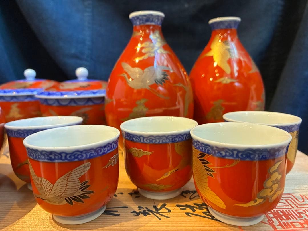 深川製磁　酒器揃えと茶器　染錦手波鶴紋 宮内庁御用達 慶びの器 有田焼 赤絵金彩