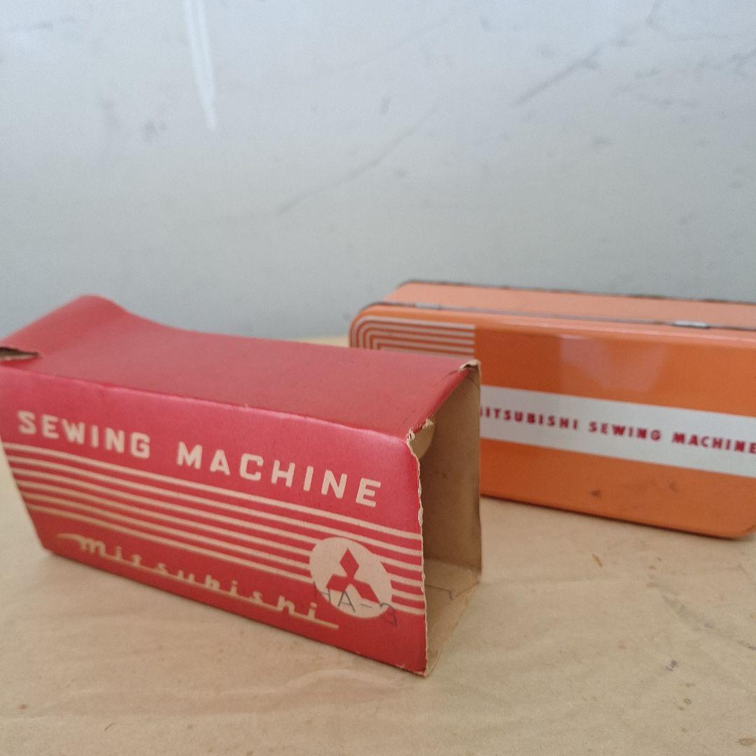 足踏みミシン/MITSUBISHI　　 テーブルその他の木製の部分は新品同様、