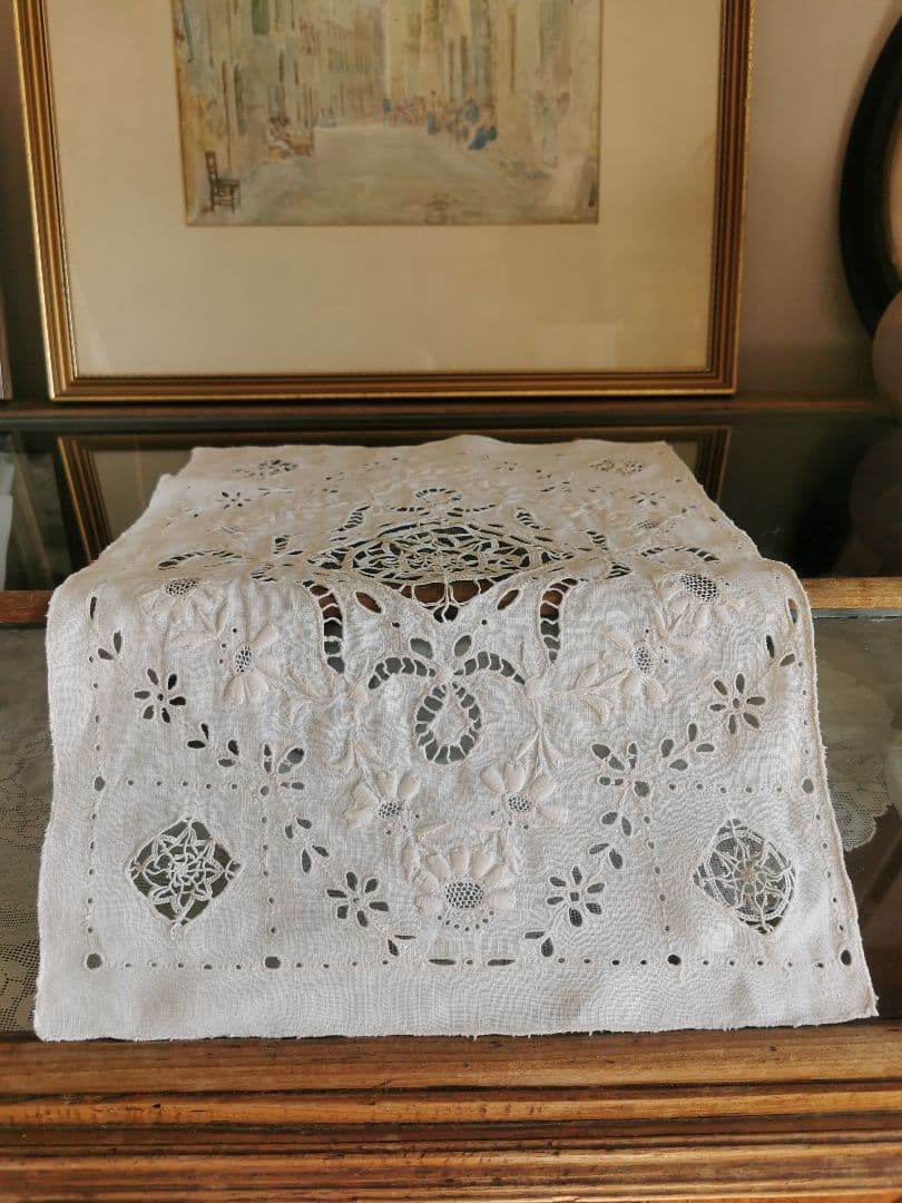 アンティークフランス 嵌込ニードルワーク 矢車菊＆アイレット刺繍 リネンクロス