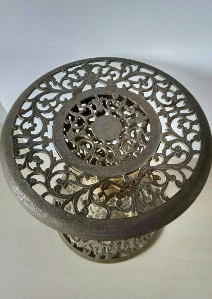 ヴィンテージ装飾の真鍮製　透かし彫り　サイドテーブル　プラントスタンド