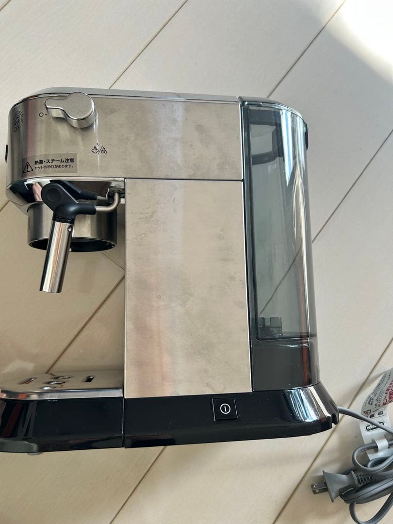 デロンギエスプレッソ・カプチーノメーカー　デディカ　メタルシルバー　EC680M