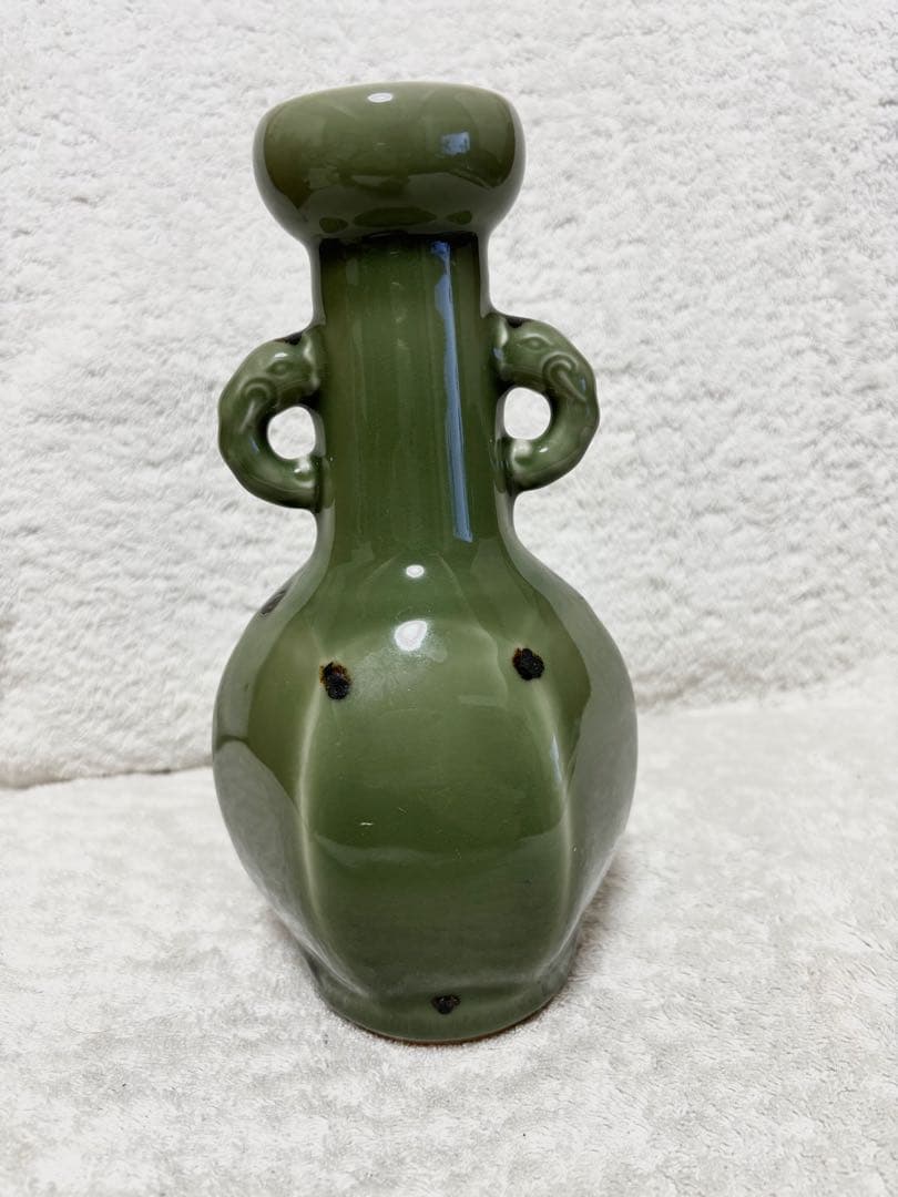 京都の陶芸家、二代目 加藤溪山（かとう けいざん）による青瓷耳付花生