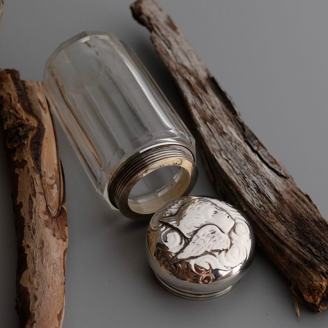 1900年製のイギリス・ロンドンの純銀蓋付きカットガラス容器