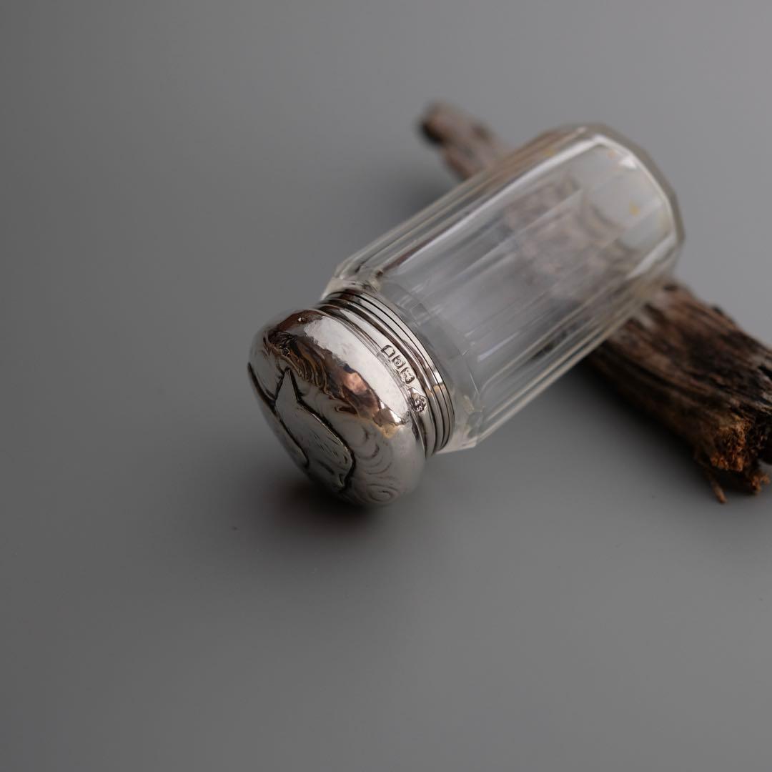 1900年製のイギリス・ロンドンの純銀蓋付きカットガラス容器