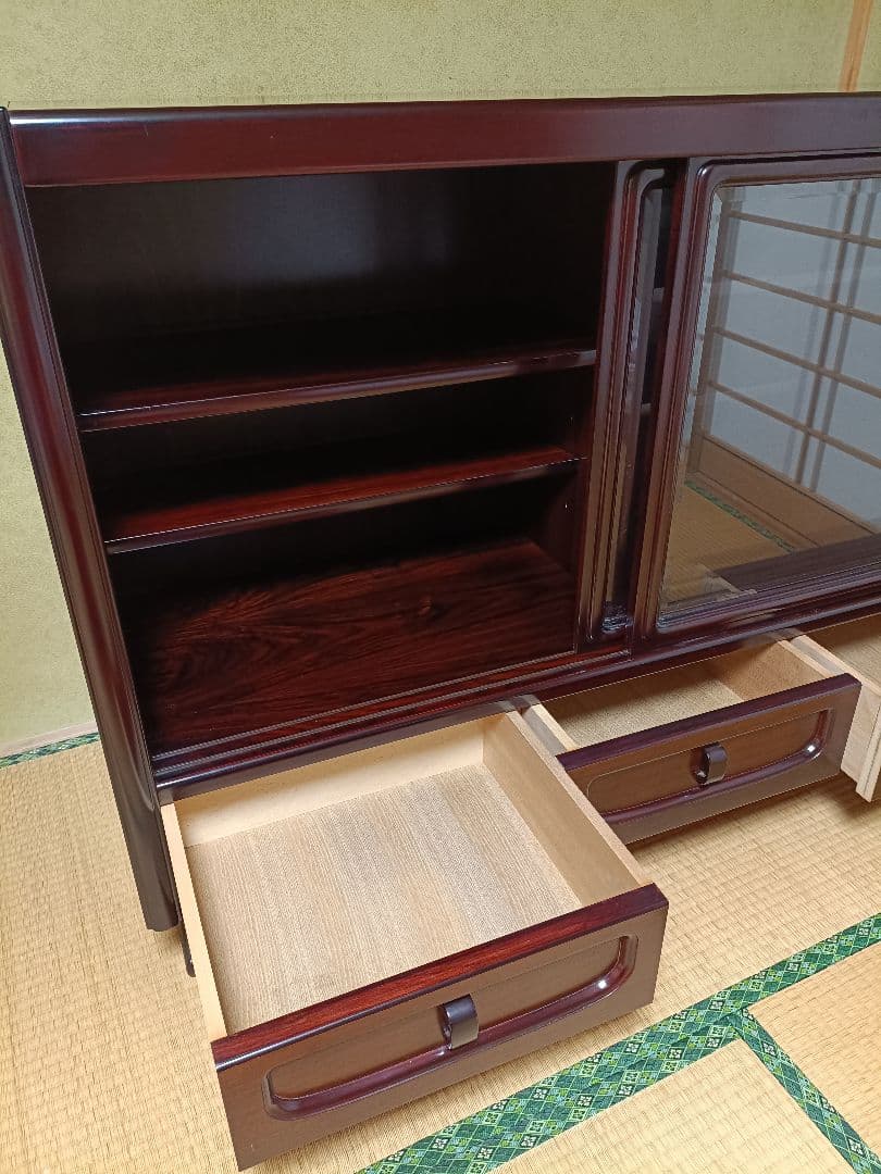 【送料込！】ダークブラウン木製茶タンス ガラス扉付き