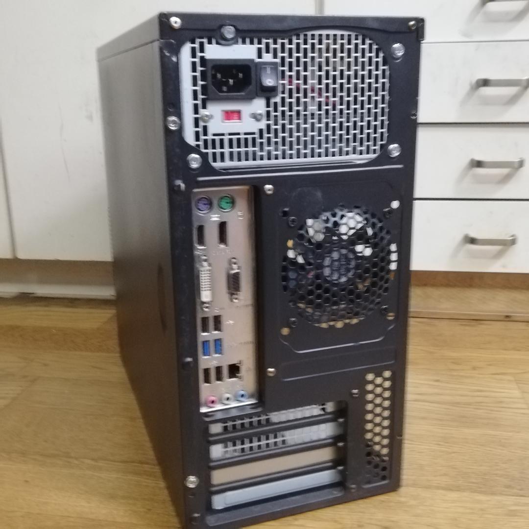 可愛らしいミニタワー筐体に、Core i5 4590 256SSD 8GB