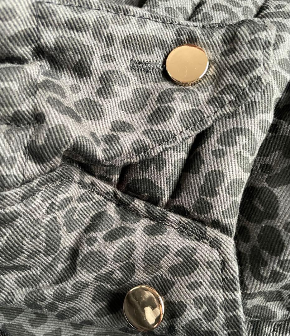 レオパード柄の抱っこ紐。エルゴノミック設計で、M字姿勢にも対応しています。