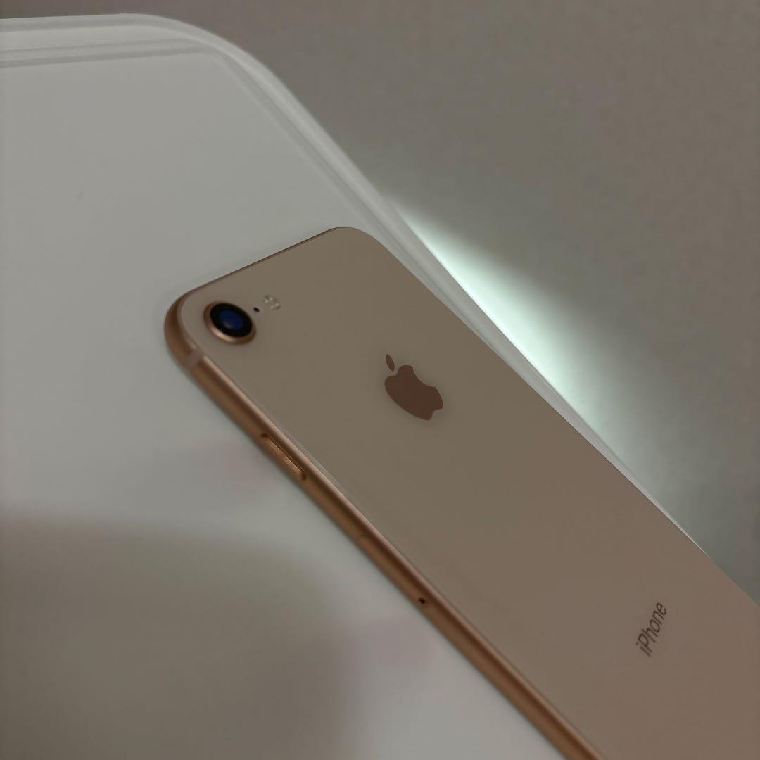（スマホケース付き）iPhone8 ゴールド 本体 64GB SIMフリー