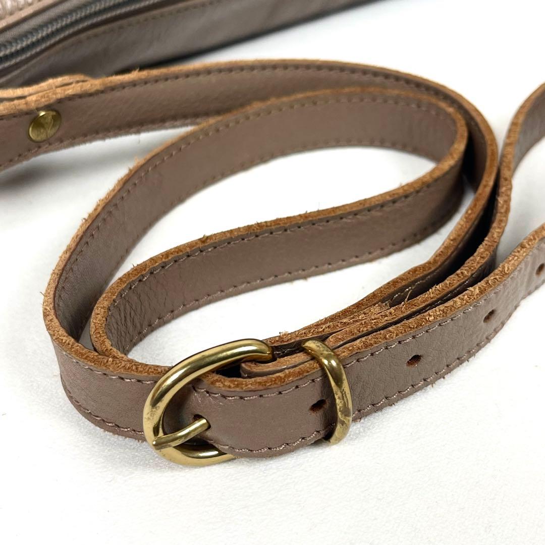 イルビゾンテ　ショルダーバッグ　三日月　幅広タイプ！　ロゴ型押し　本革　未使用級