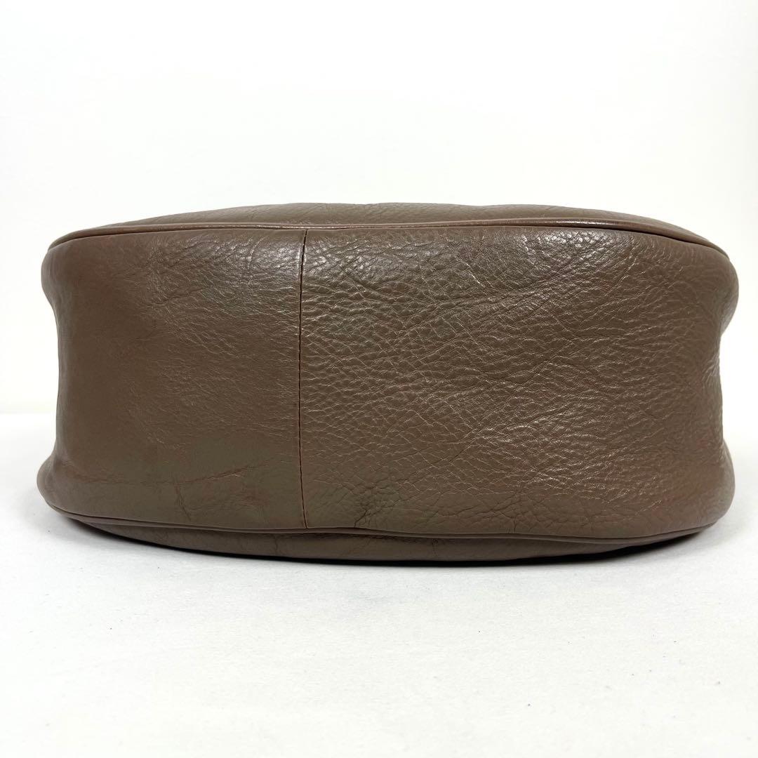 イルビゾンテ　ショルダーバッグ　三日月　幅広タイプ！　ロゴ型押し　本革　未使用級