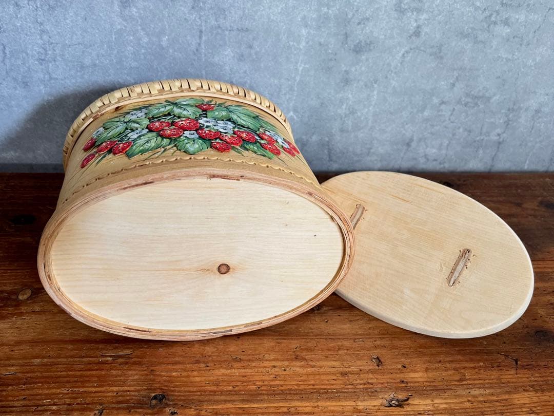 ロシア雑貨・白樺細工・ベレスタ・伝統工芸品・収納ボックス・ハンドペイントいちご