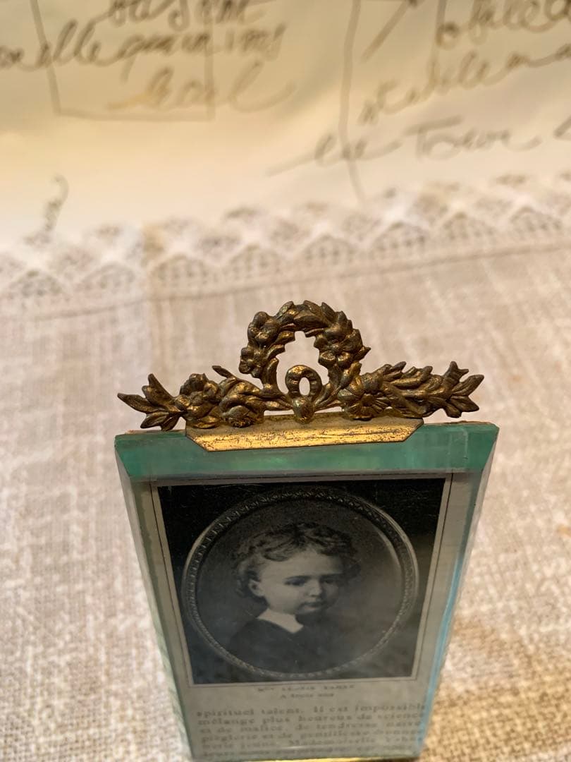 フランス製　アンティークの真鍮リボン細工が素敵な写真立て！写真も可愛いです！