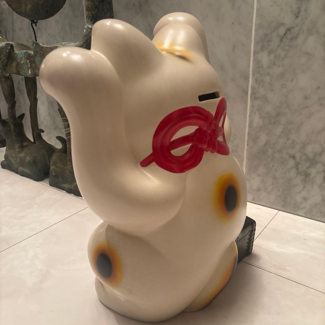 ヴィンテージ瞳や鯉の前掛けが美しい両手上げの金運・良き人を呼ぶ欲張り招き猫