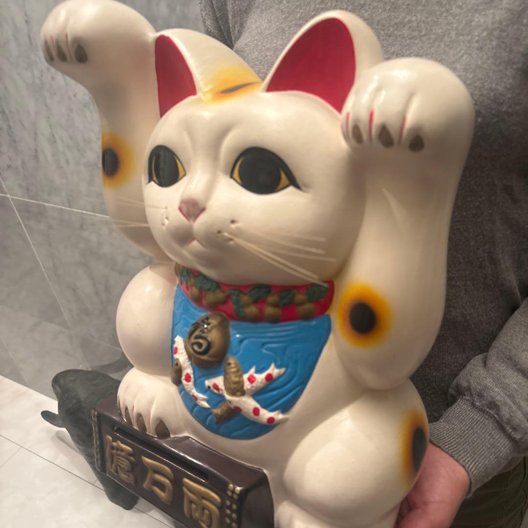 ヴィンテージ瞳や鯉の前掛けが美しい両手上げの金運・良き人を呼ぶ欲張り招き猫