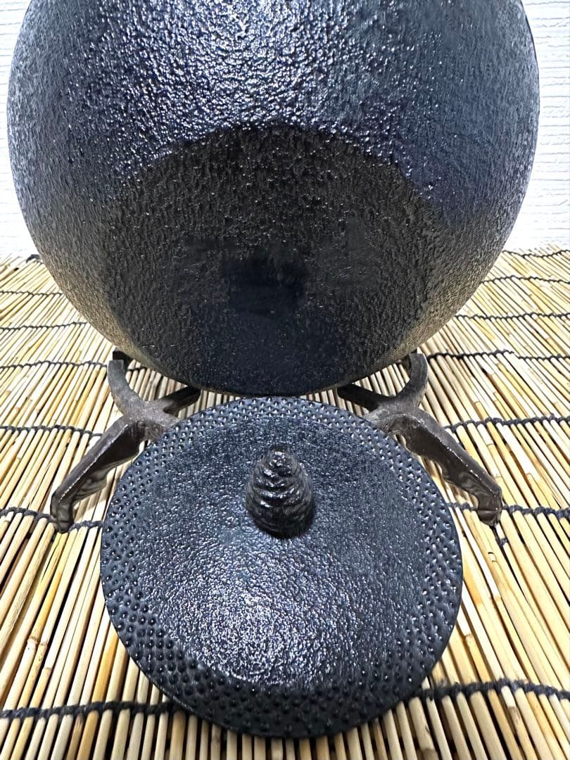 未使用品、タグ付　南部照光堂 心斎作 １８型アラレ　南部鉄瓶　南部鉄器　鉄瓶