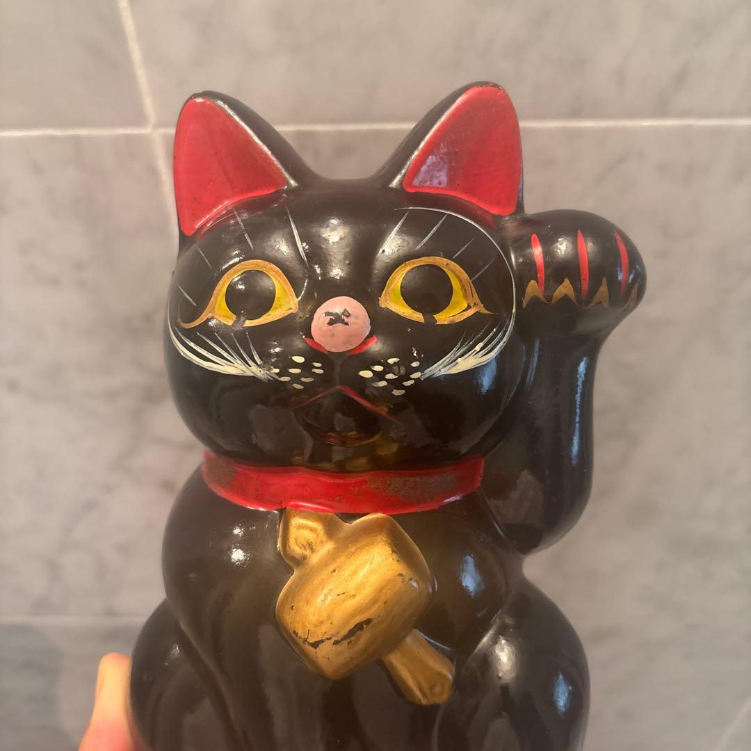 アンティーク手描きの長いお髭と大きな瞳が芸術的で打ち出の小槌が珍しい招き猫の陶器
