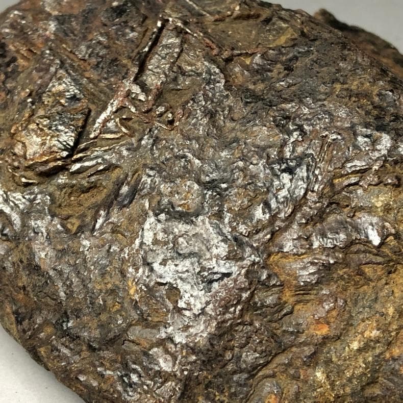 隕石 鉄隕石　アルタイ隕石　原皮付き　ナチュラル　原石　重さ約975ｇ　立て付き