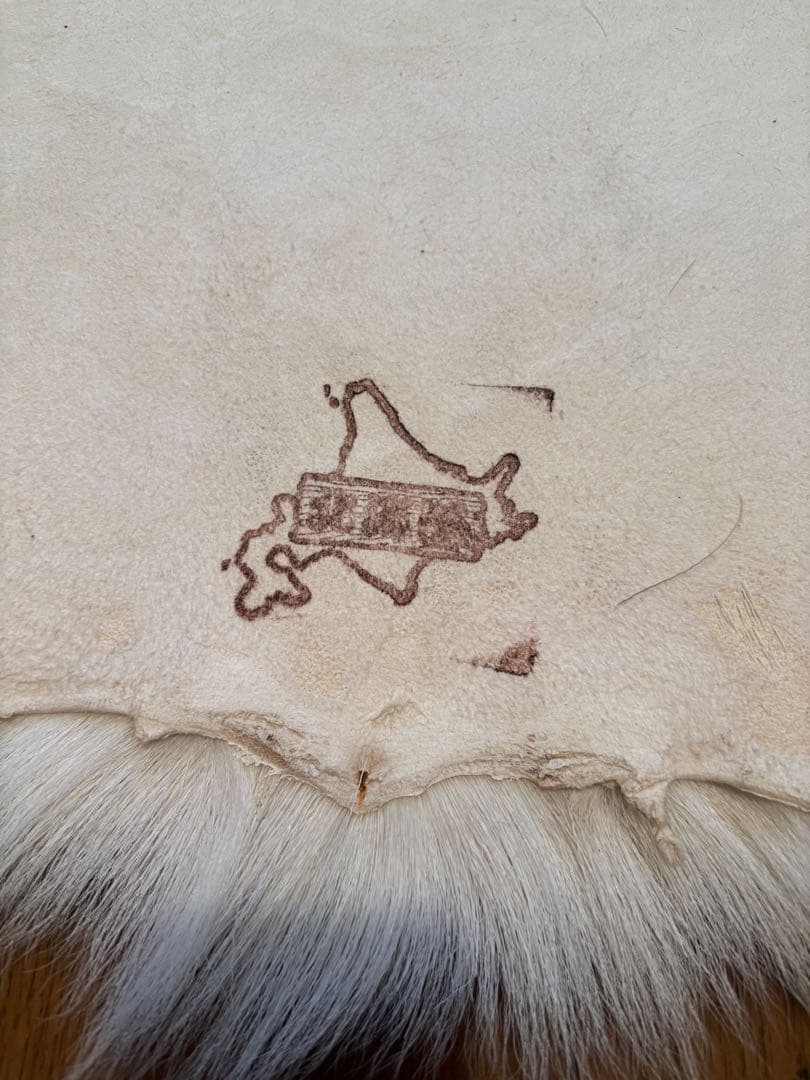 蝦夷鹿毛皮ラグ　天然　バンビ