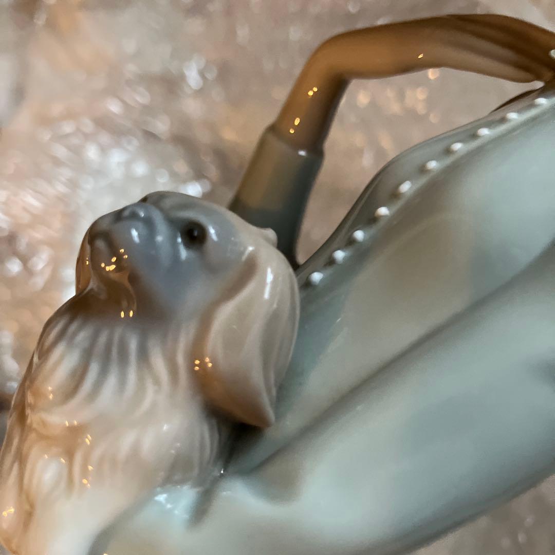 リヤドロ　仔犬を抱く貴婦人