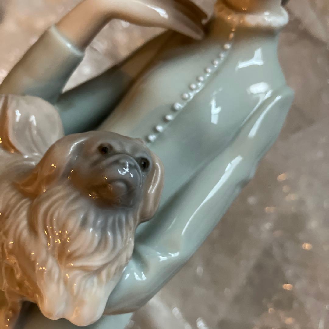 リヤドロ　仔犬を抱く貴婦人