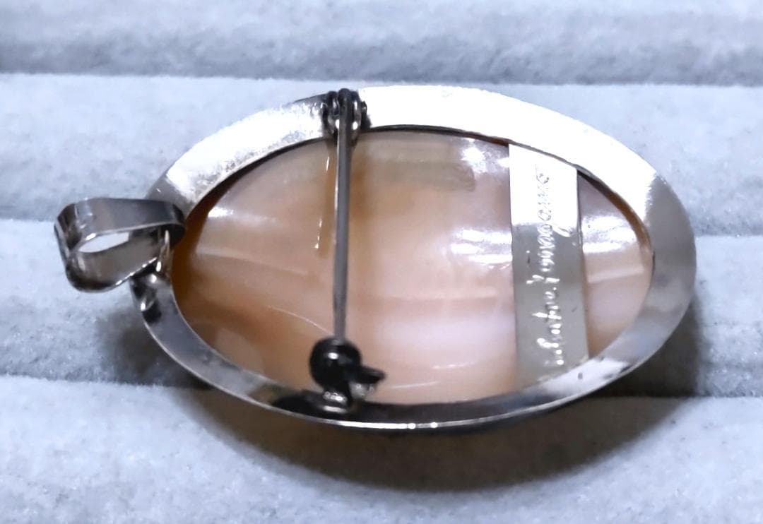 サルバトーレフェラガモ　シェルカメオSV925ブローチ／トップ箱付き　39360