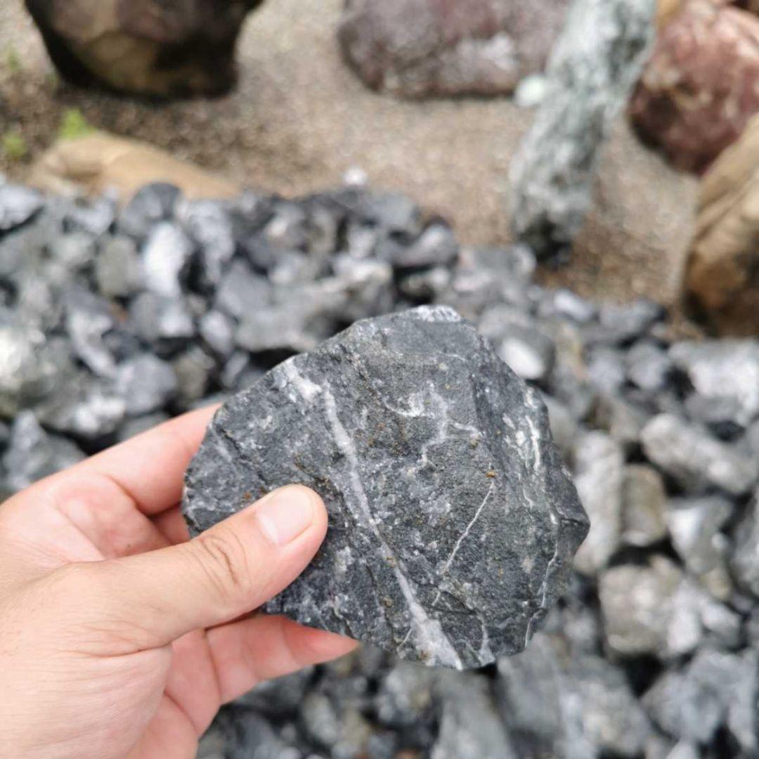 秩父産　グレーストーン　100キロ 庭石　石　鑑賞石　石材　割栗石