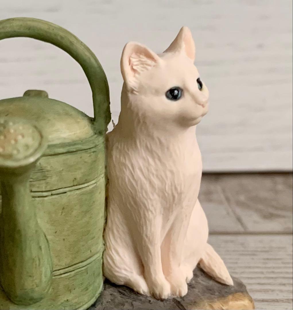 座っている白いねことじょうろ ピーターラビット ボーダーファインアーツ 置物