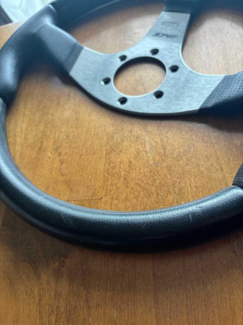 MOMO ステアリング RACE (350mm)