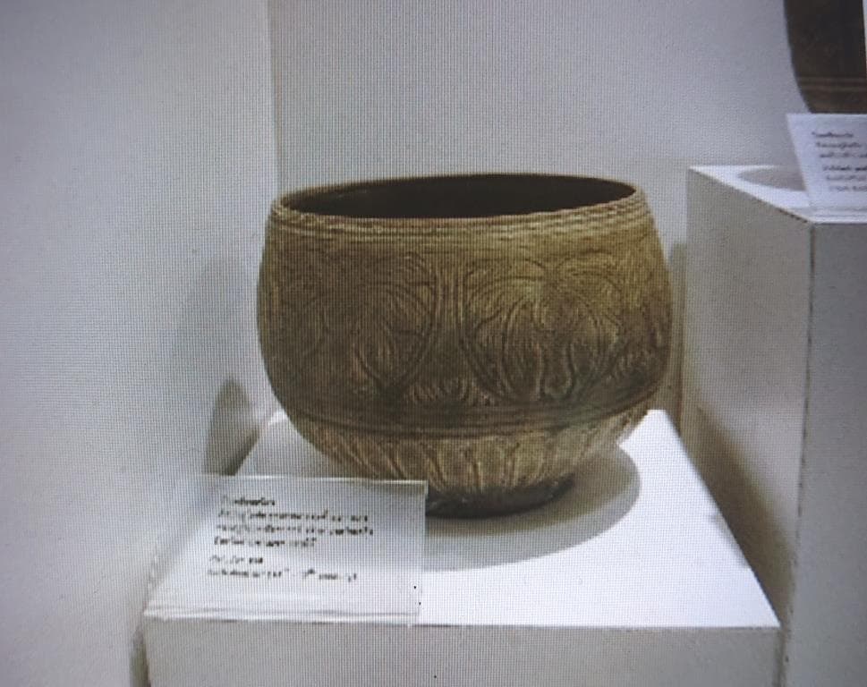 コレクター収集品　タイ　スワンカローク　鉄絵草花紋僧侶托鉢鉢　13～15世紀