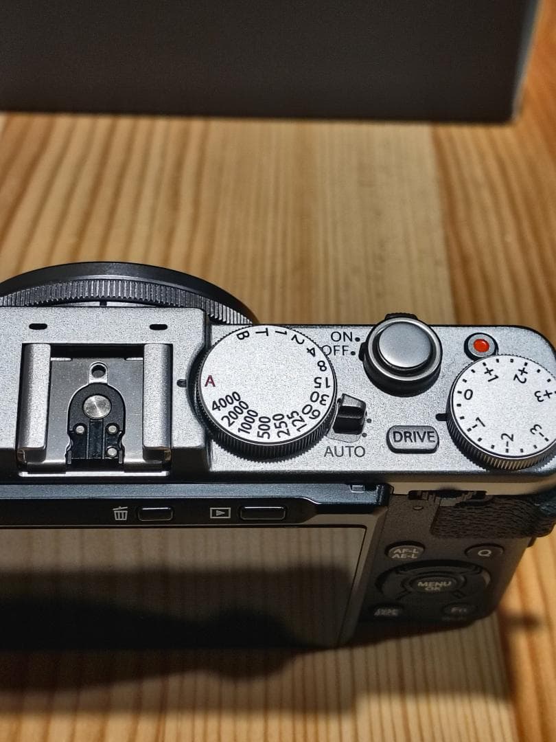 Fujifilm X70 コンパクトデジタルカメラ