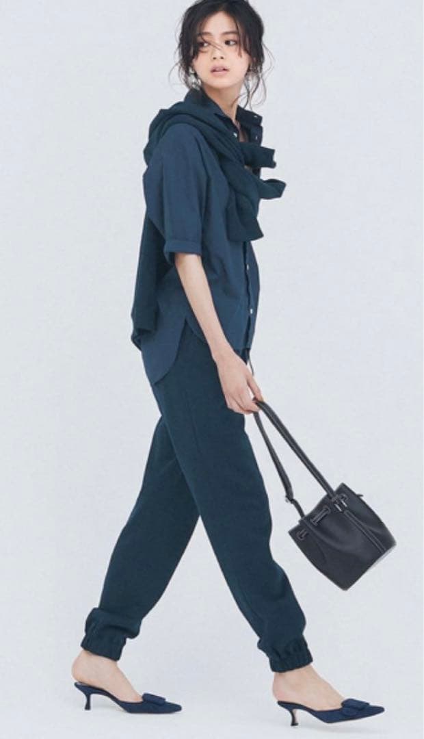 マノロブラニク ☆メイセール未使用381/2 ネイビー5センチヒール