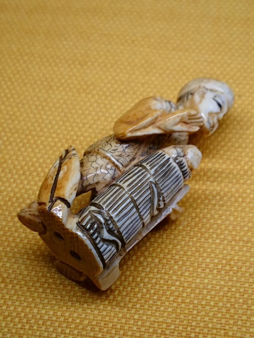 人形　天然素材　彫刻　彫像　根付　置物　インテリア　工芸品　美術品　A2825